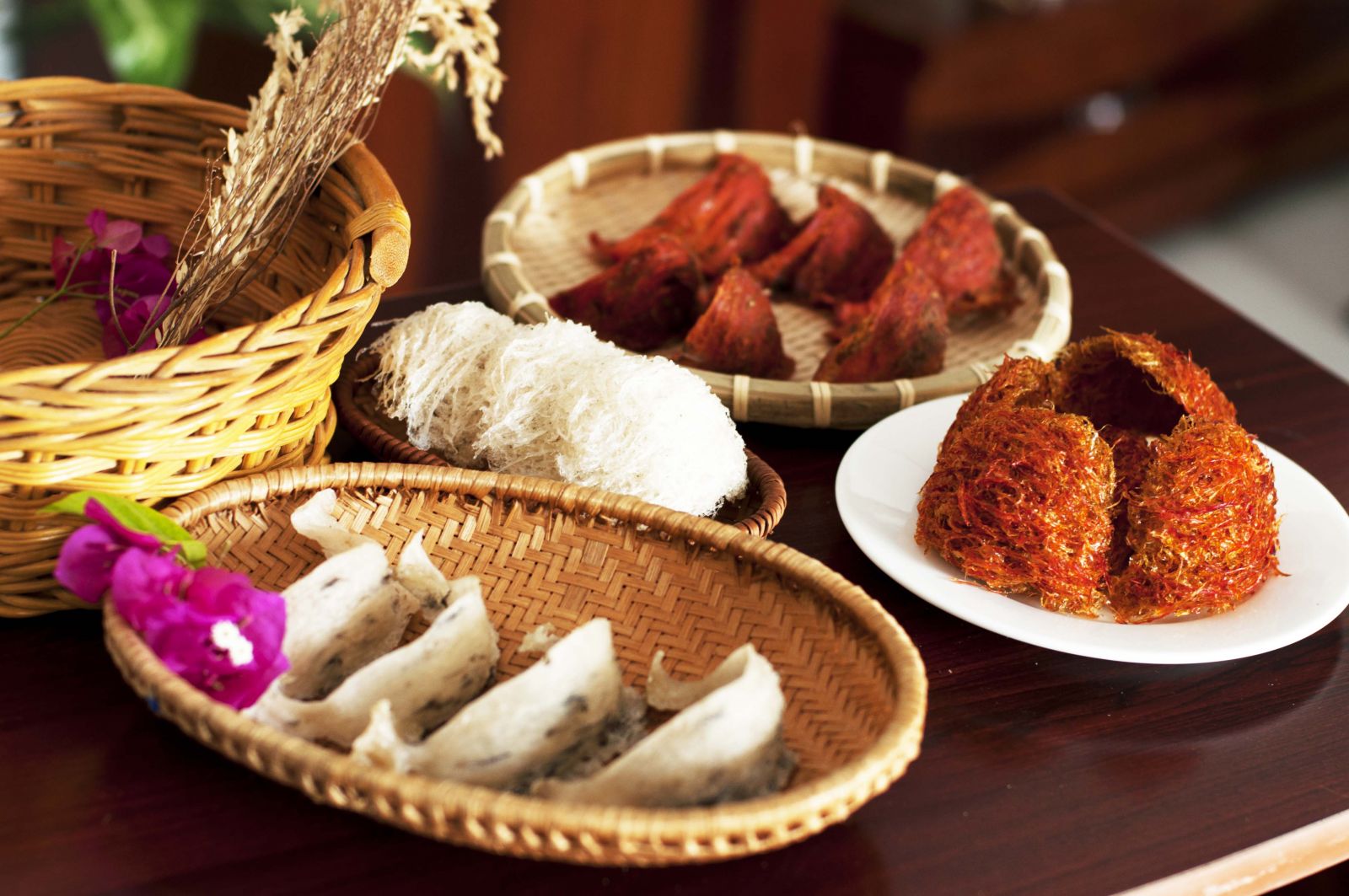 Yến sào và tổ yến nguyên chất